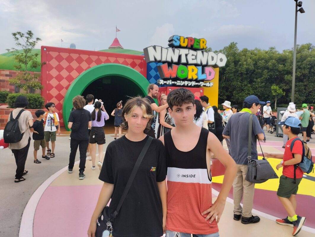 A la entrada de Super Nintendo World